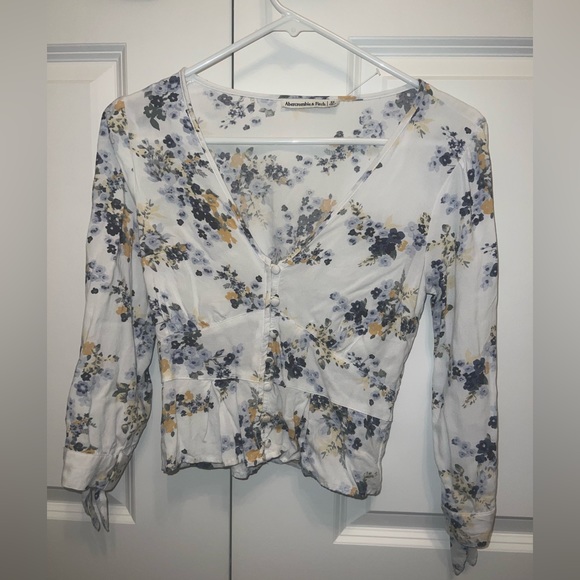 Abercrombie & Fitch Tops - EUC Floral Abercrombie Blouse XS